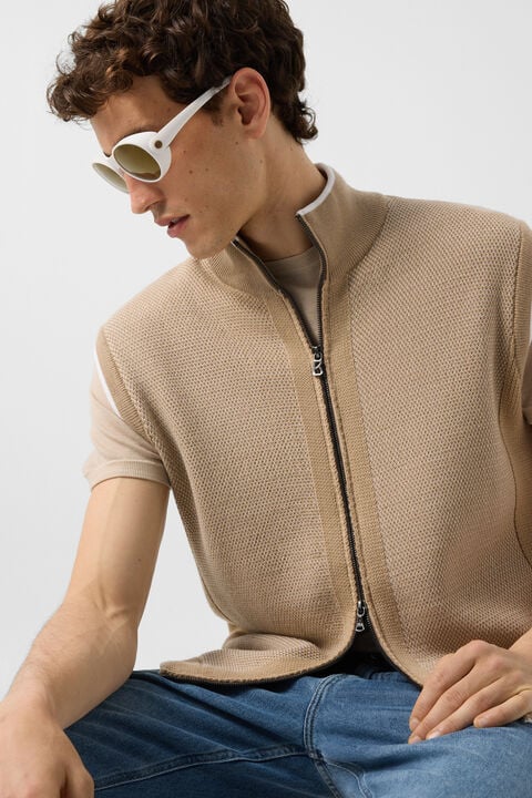 Enzo Knitted Waistcoat In Beige/White